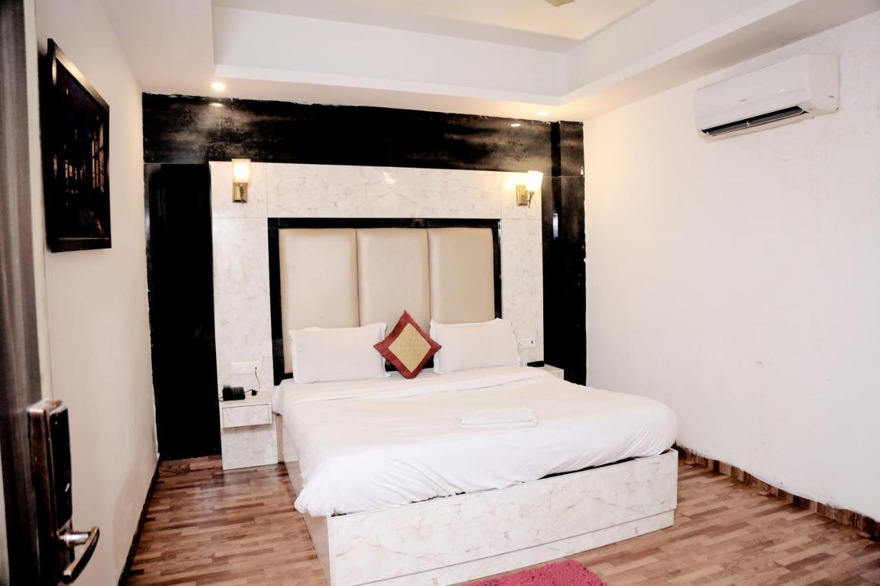 Hotel Plazzo Igi Nuova Delhi Esterno foto