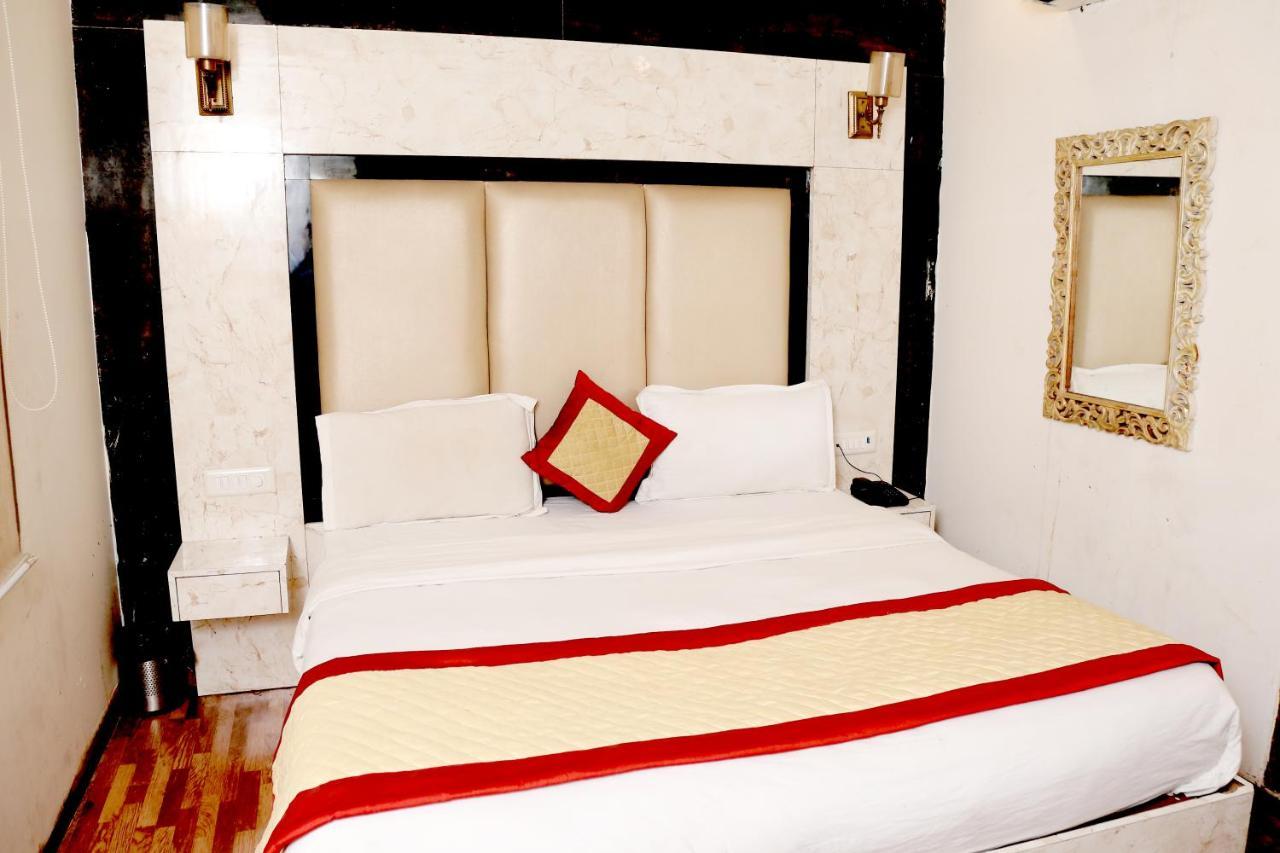 Hotel Plazzo Igi Nuova Delhi Esterno foto