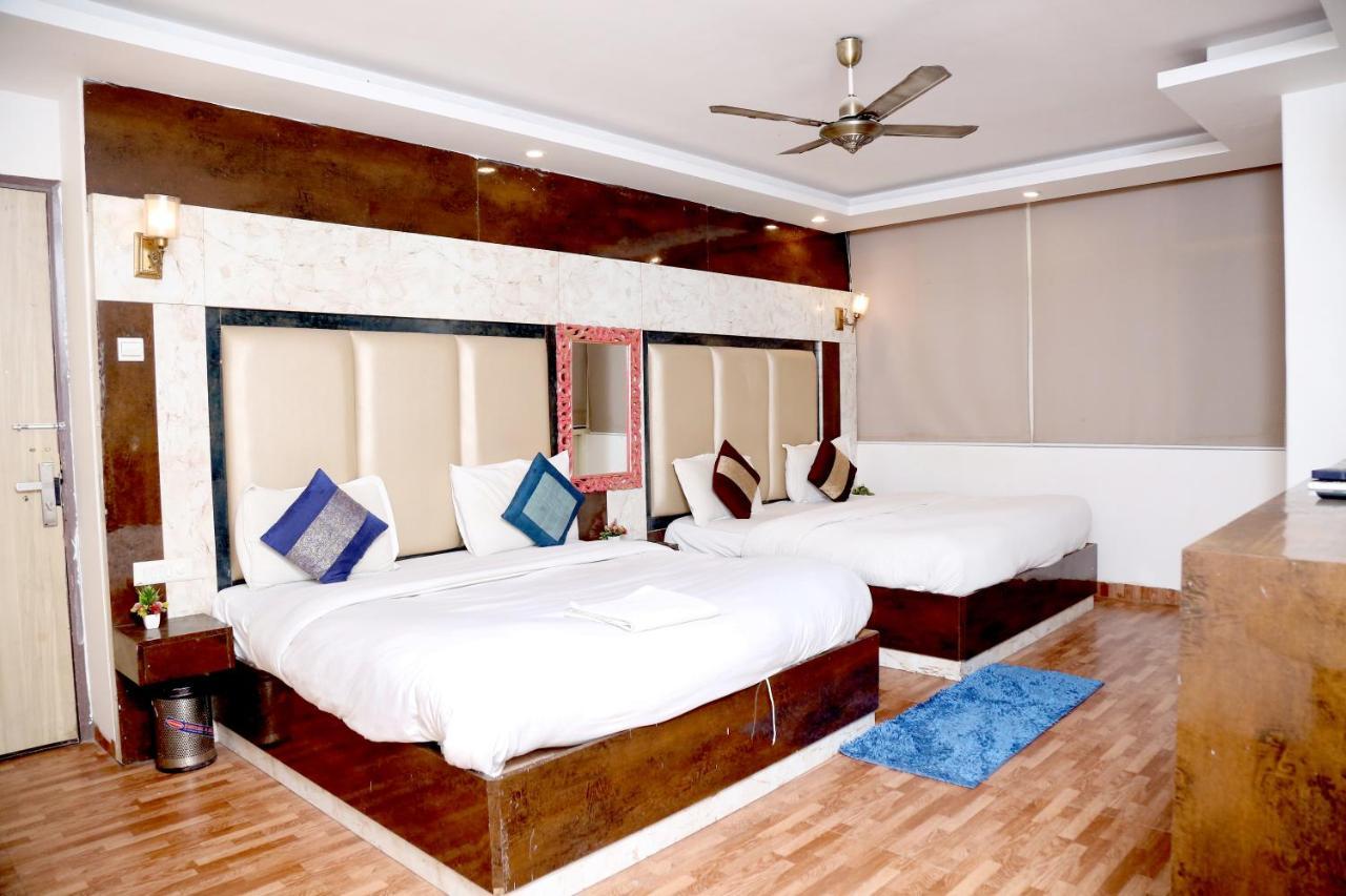 Hotel Plazzo Igi Nuova Delhi Esterno foto