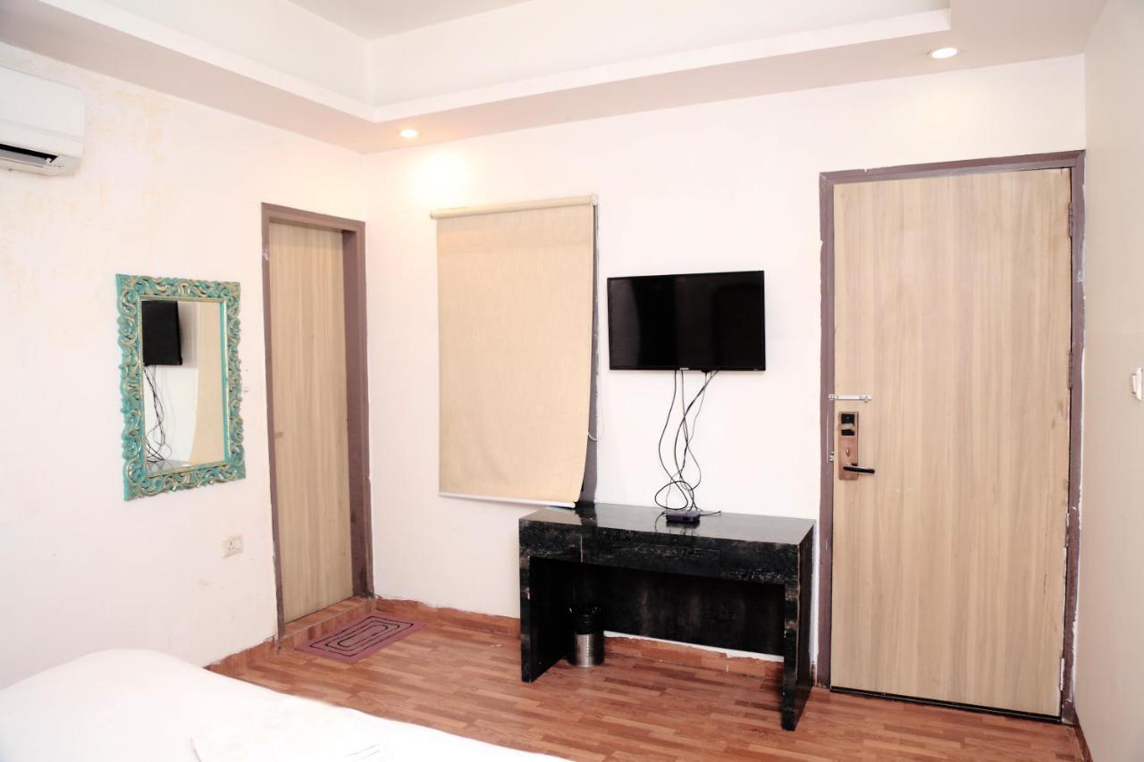 Hotel Plazzo Igi Nuova Delhi Esterno foto